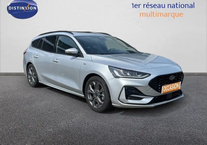 Ford Focus SW 1.0 EcoBoost hybride gris lunaire métal vue 3/4 avant droit avec calandre noire et jantes alliage.