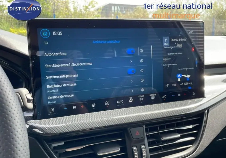 Écran tactile central de la Ford Focus SW 2023 en gris lunaire, affichant les options d'assistance conducteur.