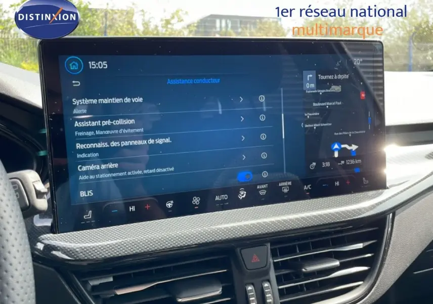 Intérieur du Ford Focus SW 2023, vue sur l'écran tactile central affichant les aides à la conduite, avec tableau de bord gris.