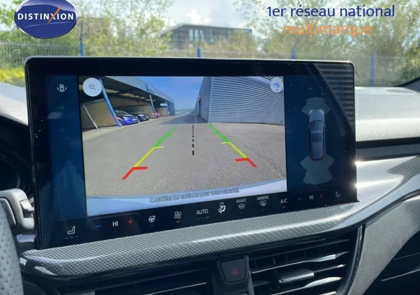 Vue rapprochée de l'écran central affichant la caméra de recul du Ford Focus SW gris lunaire 2023, intérieur moderne.