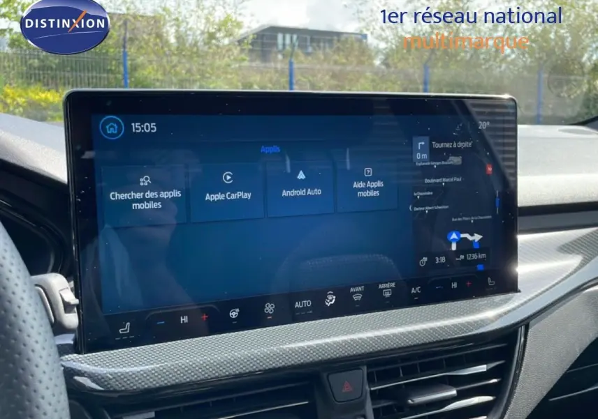Écran tactile central du tableau de bord de la Ford Focus SW 2023, affichant navigation et applications connectées.