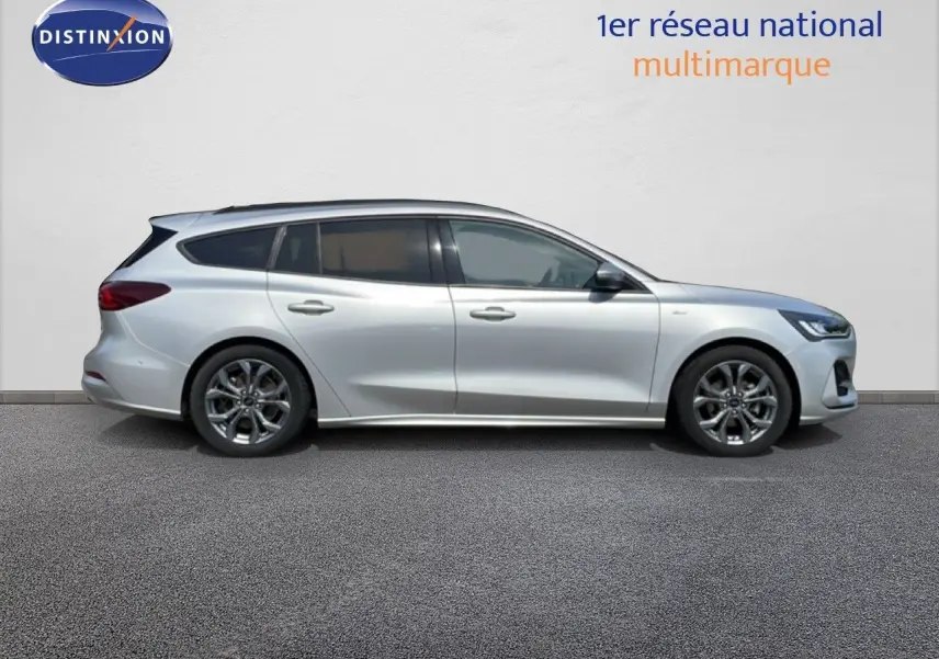 Profil droit d'une Ford Focus SW 2023 gris lunaire métal, finition ST-Line X avec jantes alliage foncé.