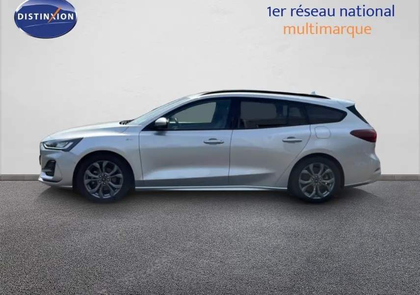 Profil latéral droit de la Ford Focus SW gris lunaire métal, version 1.0 EcoBoost MHEV 125ch ST-Line X 2023.