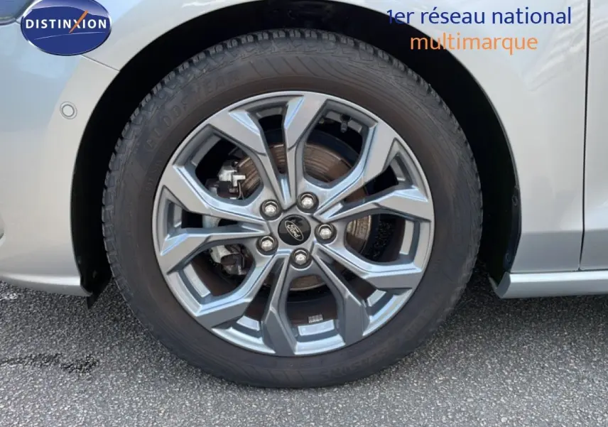 Gros plan sur la roue avant gauche de la Ford Focus SW gris lunaire métal avec jante alliage au design moderne.