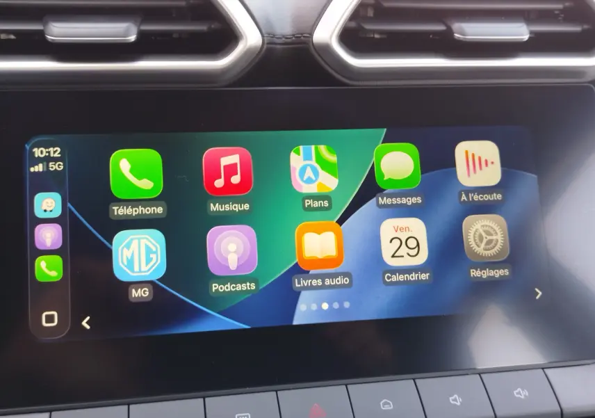 Écran tactile 10,25'' du MG ZS 1.5 L Hybrid+ 2026 affichant Apple CarPlay en interface colorée.