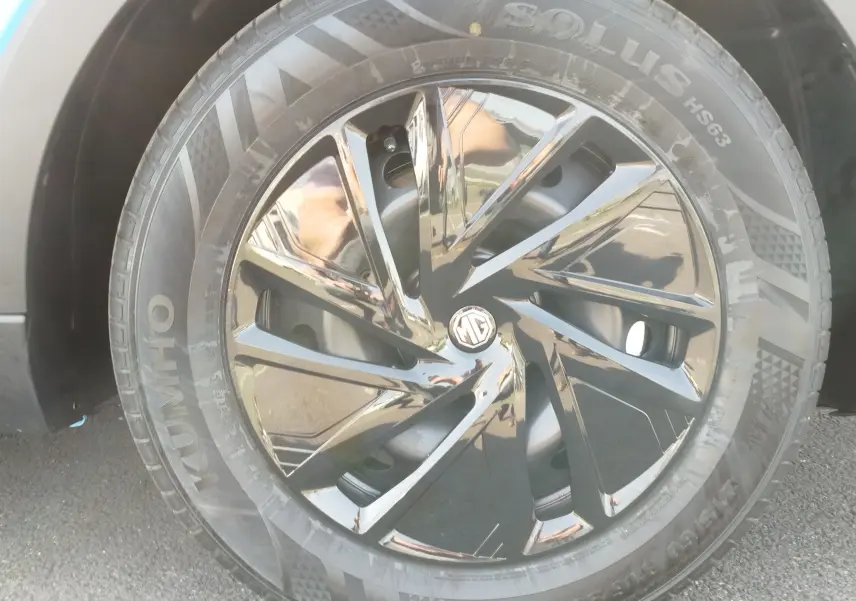 Gros plan sur la jante noire brillante 16'' avec logo MG au centre du MG ZS Cosmo Blue 2026.