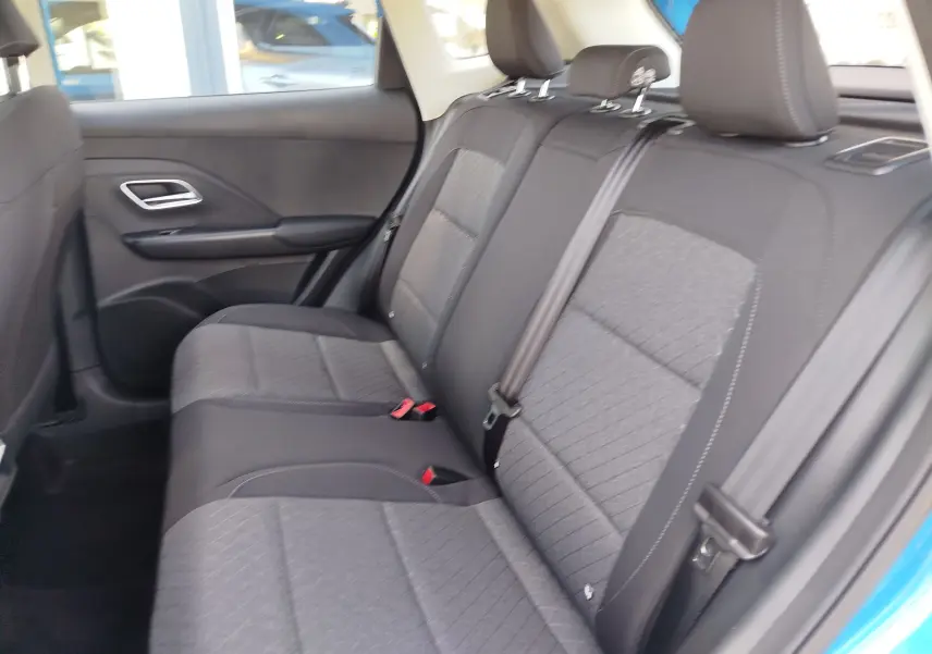 Vue intérieure côté droit des sièges arrière en tissu noir du MG ZS 1.5 L Hybrid+ 2026 avec portières ouvertes.