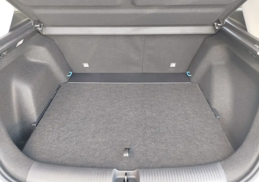 Vue intérieure du coffre spacieux et tapissé en tissu gris du MG ZS 1.5 L Hybrid+ 2026, ouvert et vide.