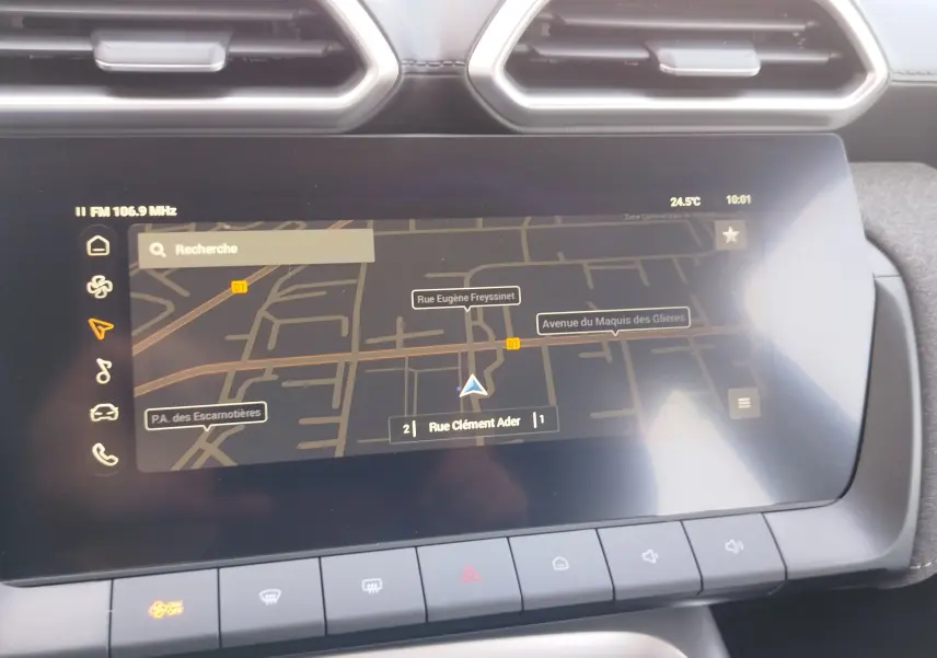 Écran tactile 10,25'' du MG ZS 2026 affichant la navigation, vu de face dans l'habitacle.