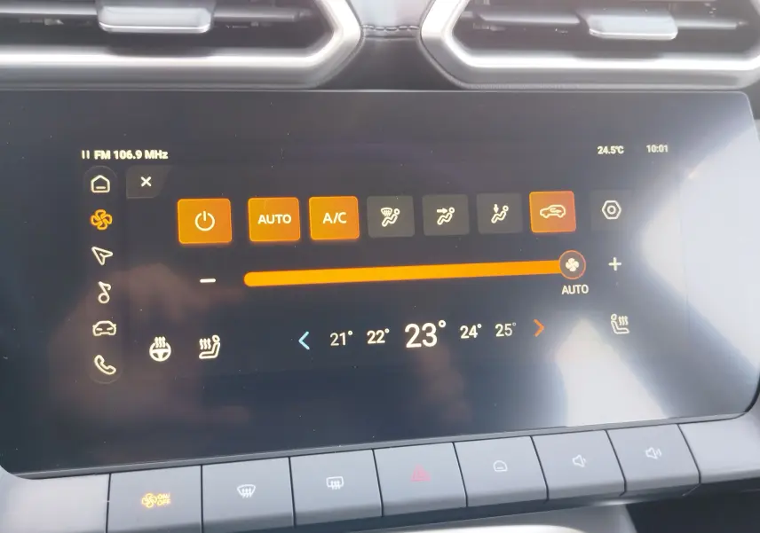 Écran tactile central du MG ZS 2026 affichant les réglages de climatisation automatique à 23°C, avec commandes tactiles et boutons en dessous.