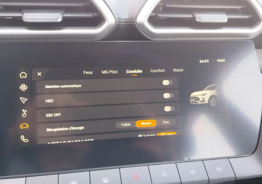 Écran tactile intérieur du MG ZS 2026 montrant les réglages de conduite avec illustration du véhicule blanc.