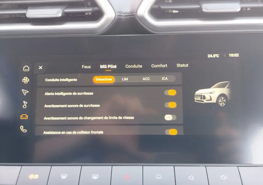 Écran tactile intérieur montrant le menu MG Pilot avec illustration d'un MG ZS blanc en vue 3/4 avant.