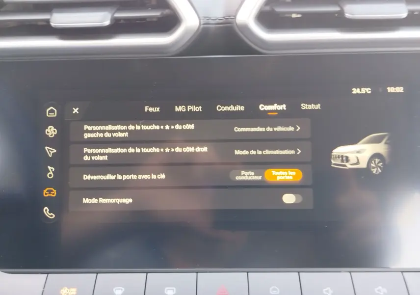 Écran tactile intérieur du MG ZS 2026 affichant les réglages de confort avec illustration du SUV blanc côté droit.