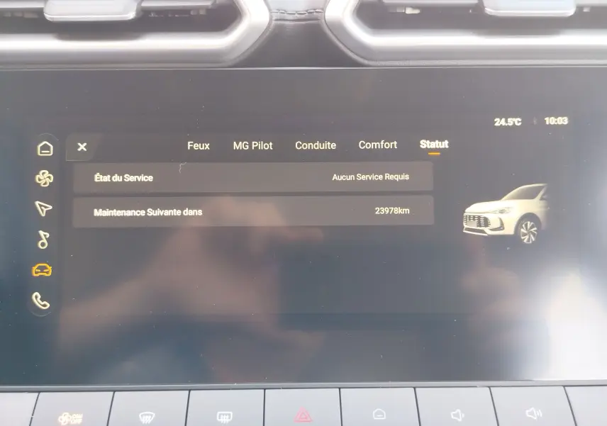 Écran tactile intérieur du MG ZS 2026 affichant l'état de service et une illustration du SUV blanc en vue 3/4 avant.