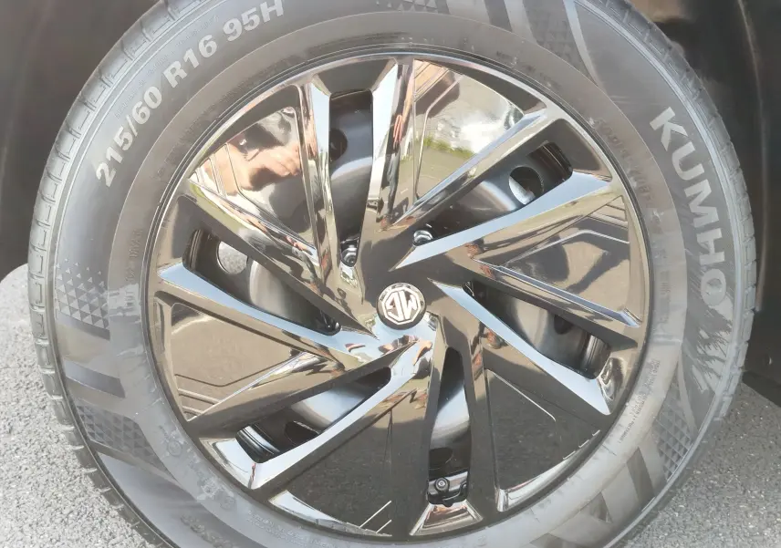 Gros plan sur la jante noire brillante de 16 pouces avec enjoliveur aérodynamique du MG ZS Cosmo Blue 2026.