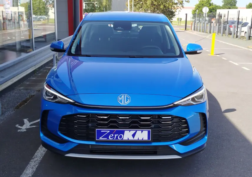 Vue de face du MG ZS 1.5 L Hybrid+ 2026 en bleu Cosmo, avec calandre noire et phares LED distinctifs.