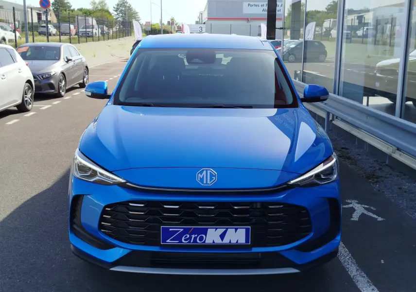 Vue avant d'un MG ZS 1.5 L Hybrid+ 2026 en Cosmo Blue avec calandre noire et logo MG visible.