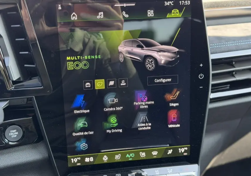 Écran tactile central du Renault Austral E-Tech affichant les options de conduite et de confort en mode ECO.