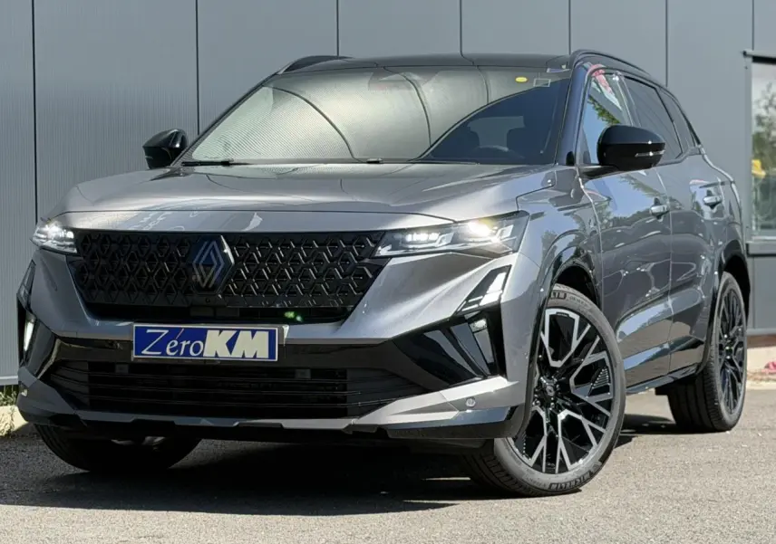 Renault Austral E-Tech gris schiste avec toit noir, vue 3/4 avant mettant en valeur la calandre et jantes noires.