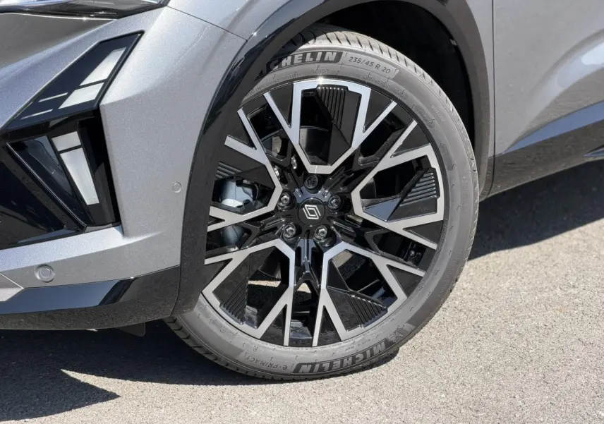 Gros plan sur la roue avant droite du Renault Austral gris Schiste avec jante alliage noire et argentée diamantée.
