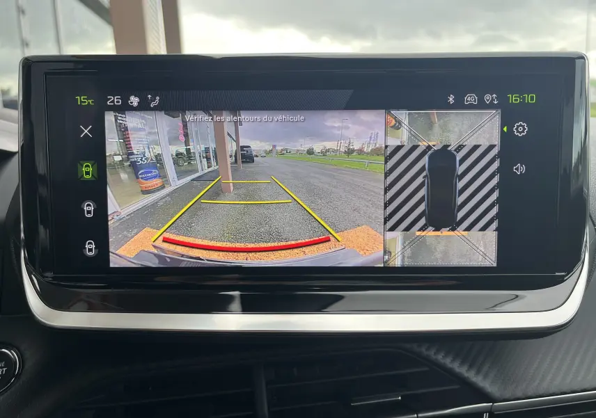 Écran tactile intérieur du Peugeot 2008 noir 2024 montrant la caméra de recul avec vue 360° et lignes de guidage colorées.