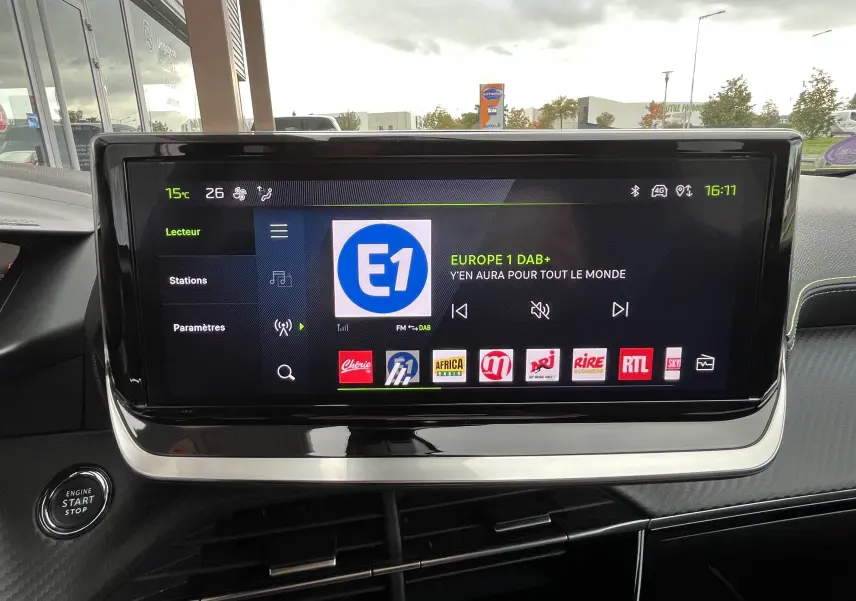 Écran tactile central du Peugeot 2008 noir 2024, affichant la radio Europe 1 DAB+ avec commandes visibles.