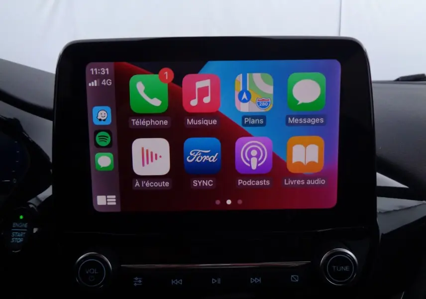 Écran tactile central du Ford Puma 2022 affichant les applications Apple CarPlay dans un intérieur noir.