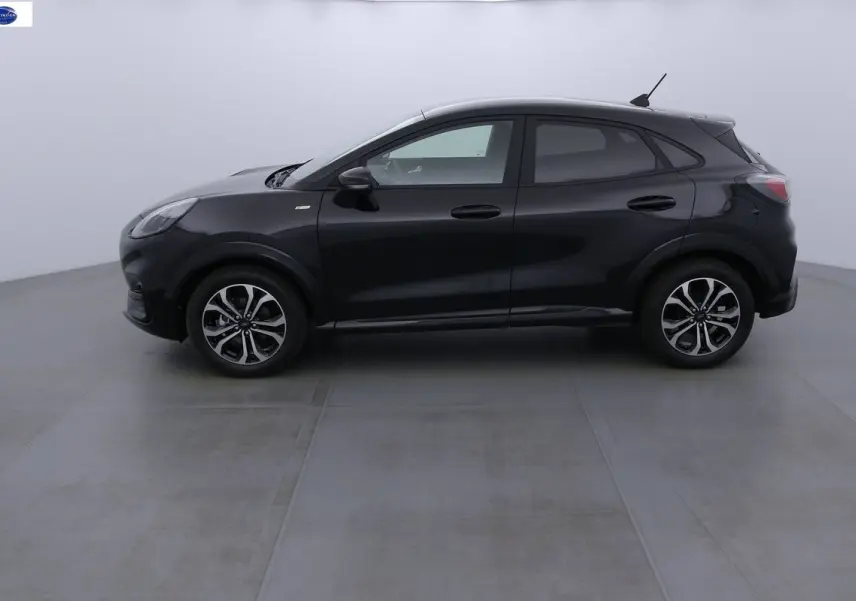 Profil côté gauche de la Ford Puma 1.0 EcoBoost MHEV 155ch ST-Line noir agate métal avec jantes alliage bicolores.