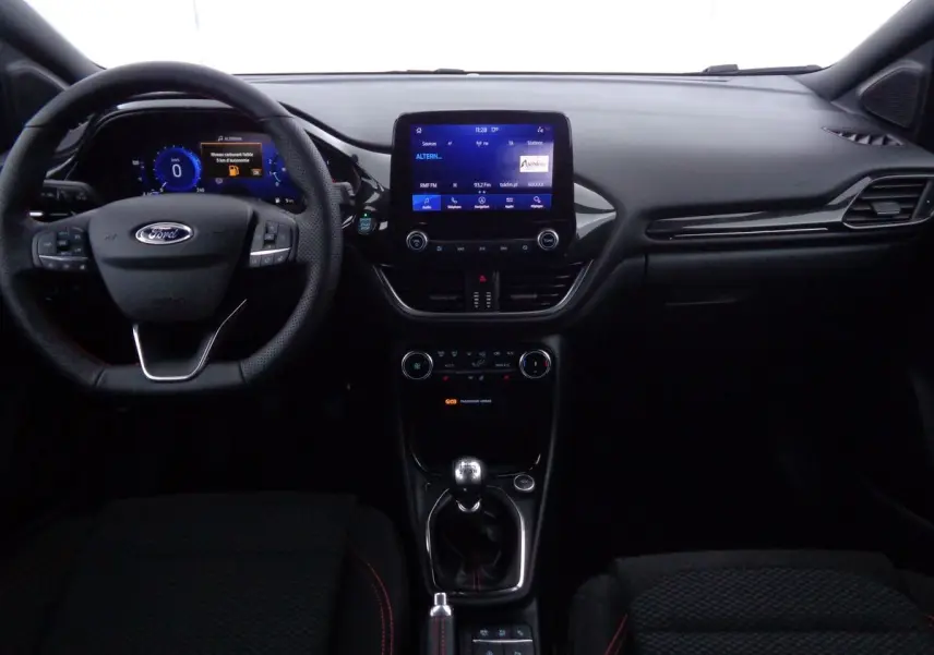 Intérieur noir du Ford Puma 2022, vue de face sur le tableau de bord, volant multifonction et écran tactile central.