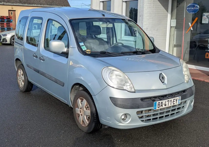 Renault Kangoo bleu ciel vu en 3/4 avant droit, avec portes latérales coulissantes et phares antibrouillard.
