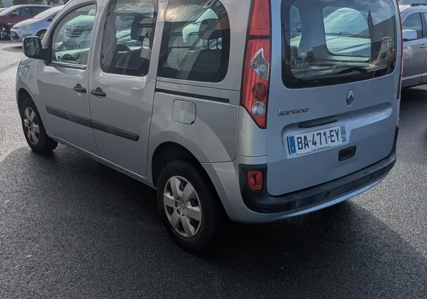 Vue 3/4 arrière droite d'un Renault Kangoo bleu ciel avec portes latérales coulissantes sur un parking.
