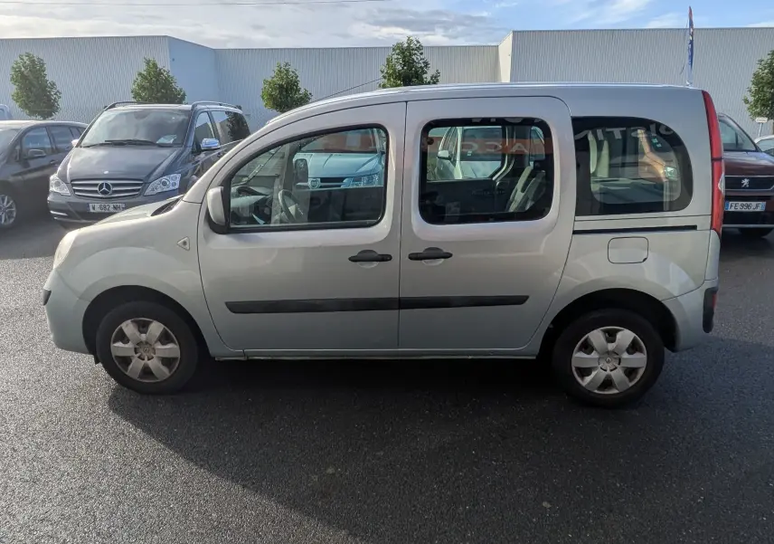 Profil côté gauche d'un Renault Kangoo II bleu ciel avec portes coulissantes et vitres arrière teintées.