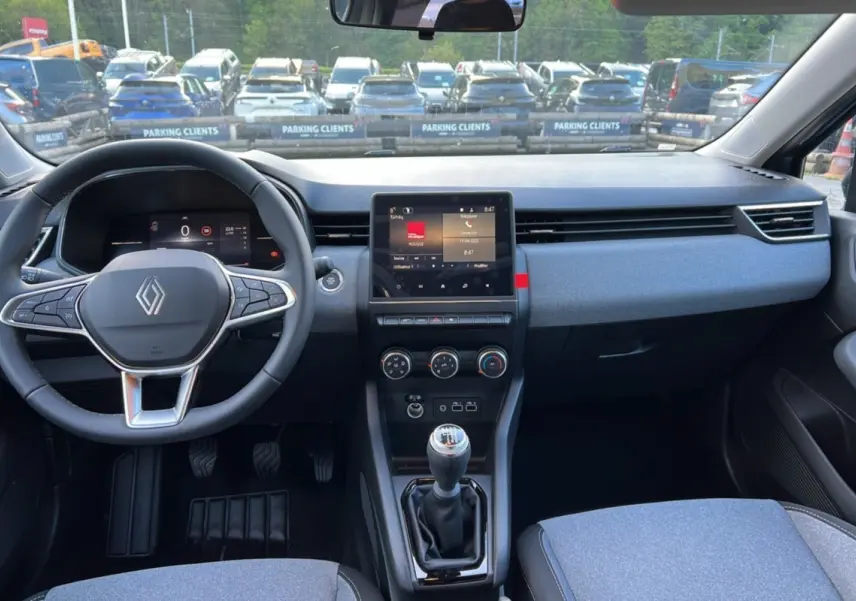 Vue intérieure avant de la Renault Clio DCI 100 Evolution gris schiste, avec volant multifonction et boîte manuelle.