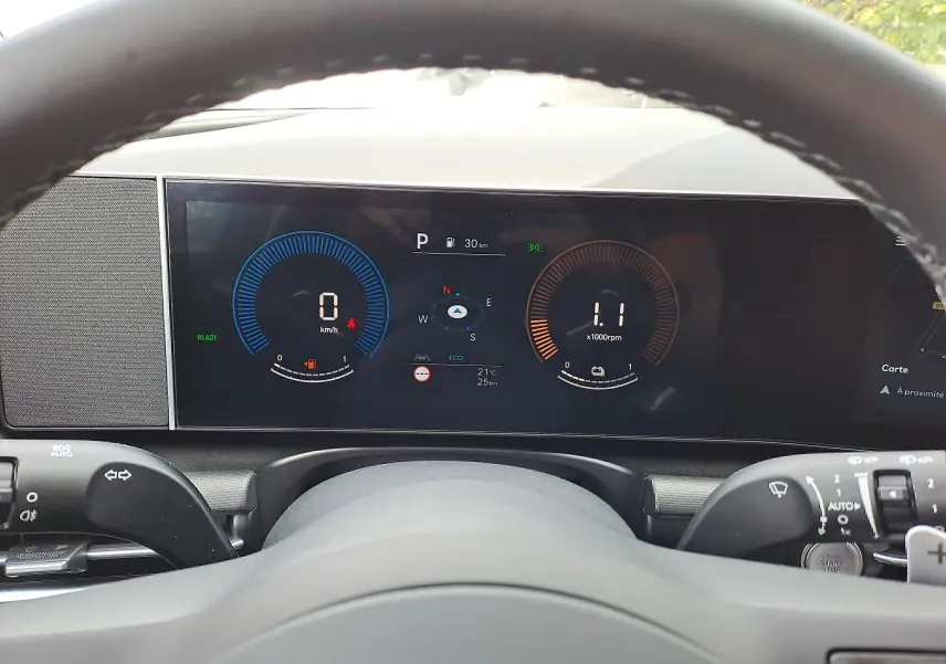 Vue rapprochée du tableau de bord numérique du Hyundai Tucson 2025 hybride, affichant vitesse et compte-tours.