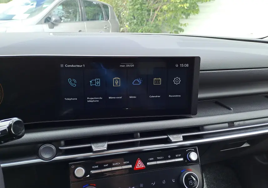 Tableau de bord du Hyundai Tucson IV Ph.2 STYLE 2025 en Ecotronic Grey, écran tactile et commandes climatisation visibles.