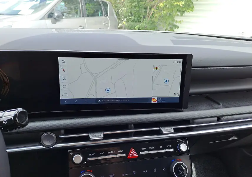 Tableau de bord du Hyundai Tucson 2025 en gris, vue frontale sur l'écran tactile avec navigation affichée.