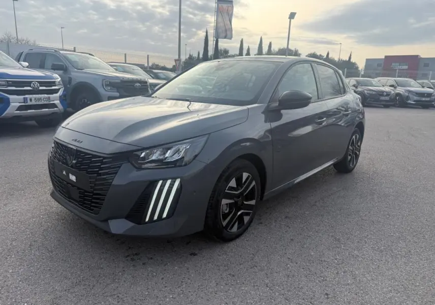 Peugeot 208 Hybrid gris vue 3/4 avant droit, avec feux diurnes à LED et jantes alliage 16 pouces.