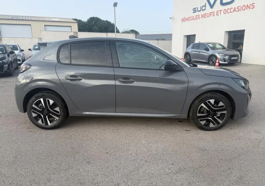 Peugeot 208 Hybrid gris vue de profil côté gauche, avec jantes alliage 16 pouces et vitres teintées.