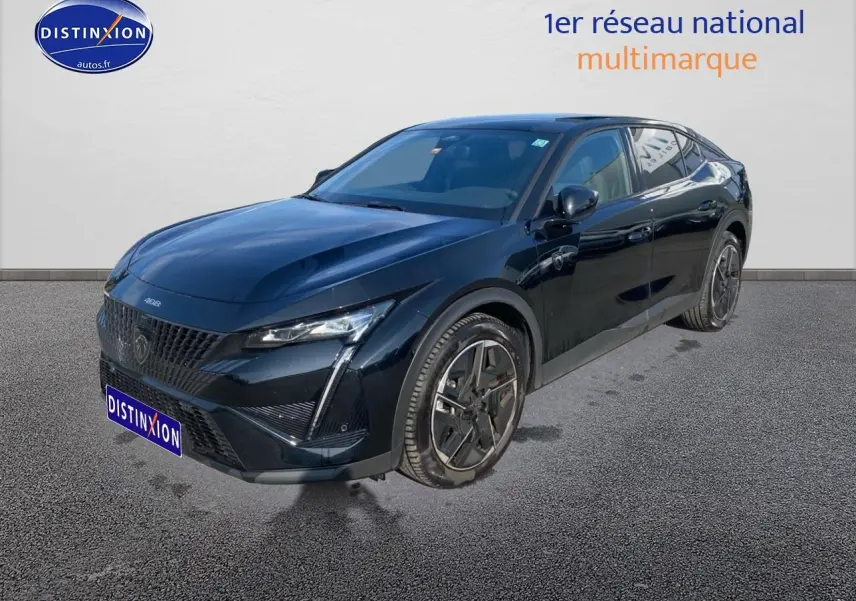 Peugeot 408 Hybrid 145 GT noir vue 3/4 avant droit, avec phares LED et jantes alliage distinctives.