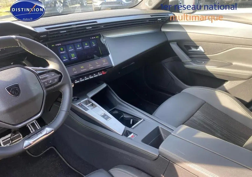 Intérieur noir de la Peugeot 408 Hybrid 145 GT e-dcs6, vue côté conducteur avec tableau de bord et écran tactile.