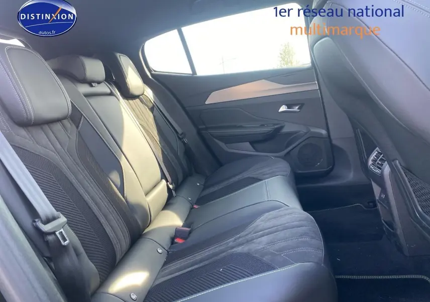 Vue intérieure côté droit sur la banquette arrière en cuir noir et alcantara de la Peugeot 408 Hybrid 145 GT 2025.