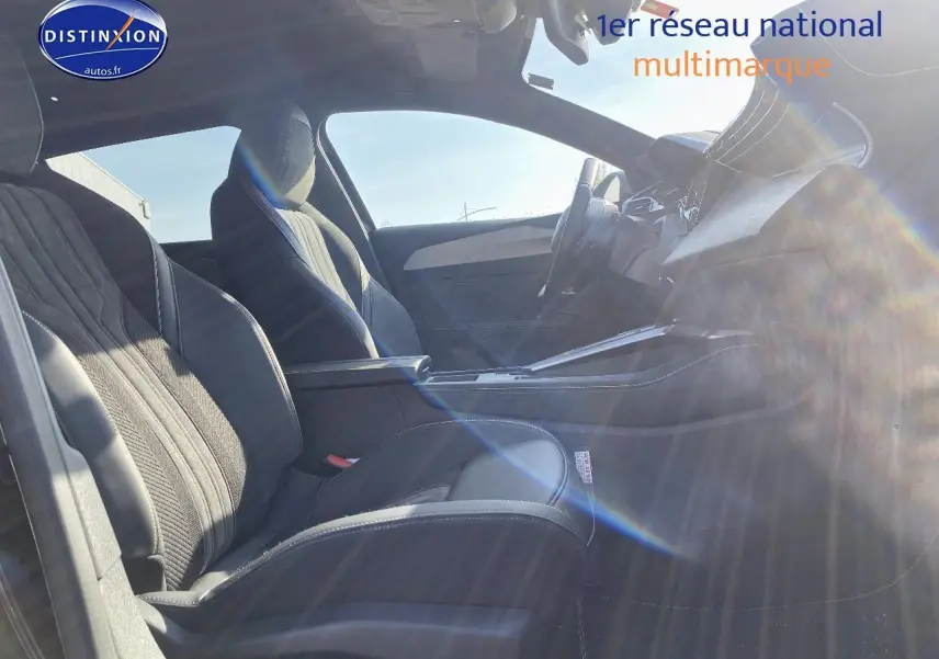 Vue intérieure côté gauche de la Peugeot 408 Hybrid 145 GT avec sièges en cuir noir et console centrale moderne.