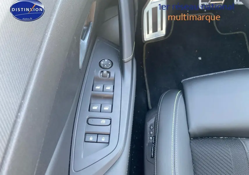 Détail de la porte côté gauche noire de la Peugeot 408 Hybrid 145 GT avec commandes des vitres et accoudoir en cuir.