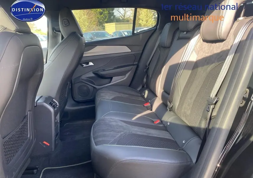 Vue latérale droite de l’intérieur arrière noir de la Peugeot 408 Hybrid 145 GT avec sièges en cuir et alcantara.