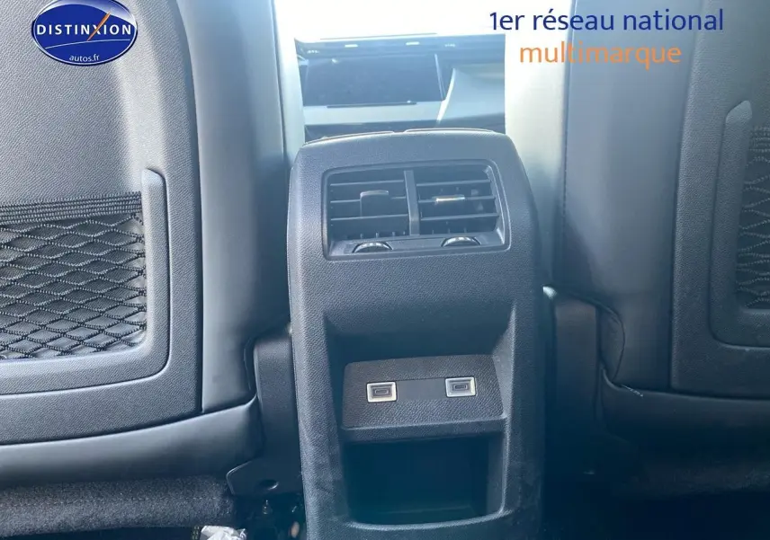 Vue rapprochée de la console centrale arrière avec prises USB et aérateurs, intérieur noir du Peugeot 408 Hybrid 145 GT 2025.