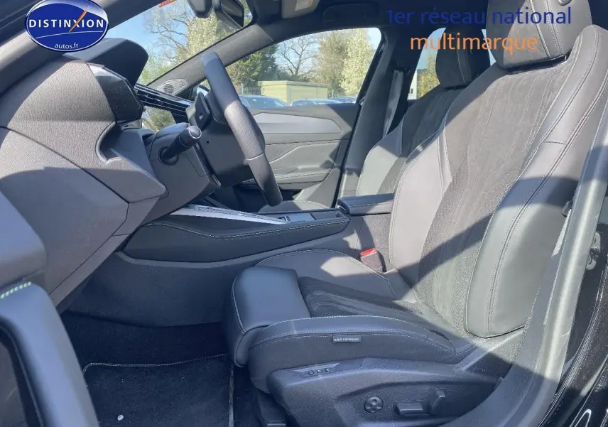 Vue intérieure côté conducteur de la Peugeot 408 Hybrid 145 GT noir, sièges cuir et alcantara avec réglages électriques.