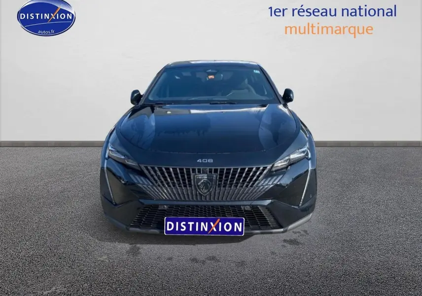 Vue frontale d'une Peugeot 408 Hybrid 145 GT noire avec calandre distinctive et phares LED fins.