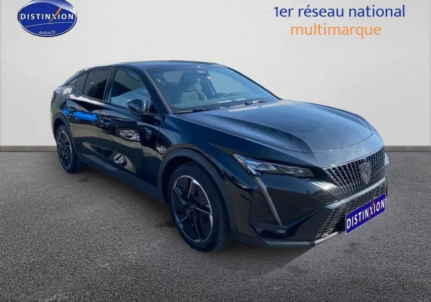 Peugeot 408 Hybrid 145 GT noir en 3/4 avant droit, avec jantes alu et phares LED distinctifs.