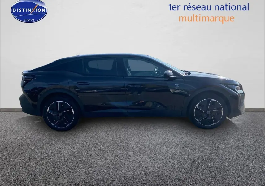 Profil droit d'une Peugeot 408 Hybrid 145 GT noir avec jantes alliage et vitres surteintées sur fond clair.