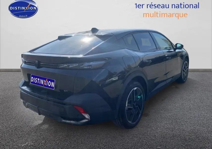 Vue 3/4 arrière droite d'une Peugeot 408 Hybrid 145 GT noire avec jantes alu et feux arrière LED fins.
